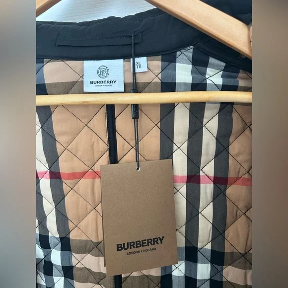 Burberry Black Quilted Puffer Jacket - Picture 9 of 17